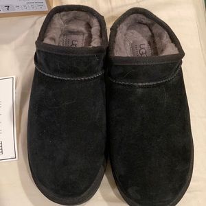 Black UGG slipper/shoe/bootie